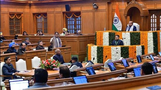 दिल्ली विधानसभेच्या अधिवेशनाच्या दुसऱ्या दिवशी ‘प्रदूषण, कुत्रे, GTB वर्षपूर्ती’ या विषयावर हाणामारी झाली